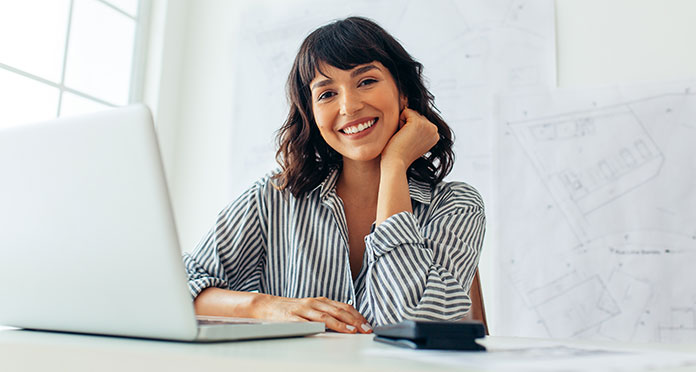 MS Power Platform – Symbolbild junge Frau am Computer