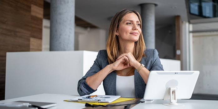 Warum KI heute so wichtig ist - Frau am Computer-Arbeitsplatz